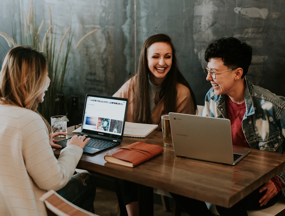Une session de formation devant les ordinateurs
